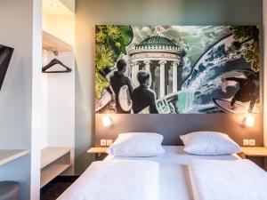 慕尼黑B&B Hotel München-Trudering的卧室配有一张大床上方的大画