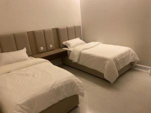 布赖代رست فيلا restvilla的一间卧室配有两张带白色棉被的床