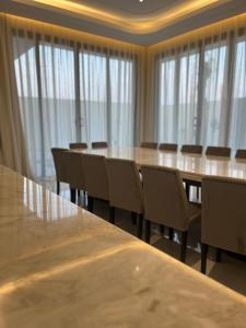 布赖代رست فيلا restvilla的大型会议室,配有长桌子和椅子