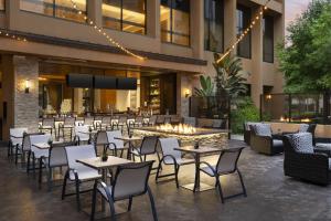 圣地亚哥圣地亚哥拉霍亚万豪酒店的大楼前设有桌椅的餐厅