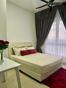 芙蓉Al Mansor Islamic Guestroom的一间卧室配有一张床和吊扇