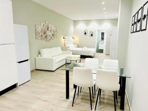 科尔多瓦RIBERA HOME 2的客厅配有桌子和白色椅子
