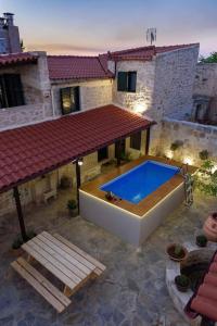 海若克利欧Pyrgou Villa with Shared Swimming pool的享有带游泳池的别墅的顶部景致