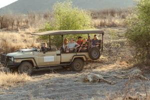 马迪克韦狩猎保护区Last Word Madikwe的一群人乘坐吉普车