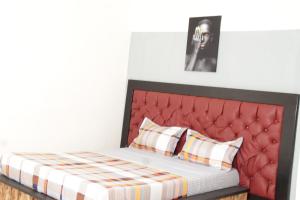 雅温得KRISTAL HOME的一张红色床头板的床