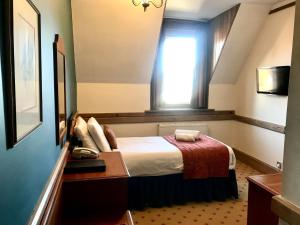斯沃尼奇波贝克路易莎酒店的酒店客房设有床和窗户。
