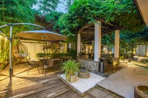 苏州同里澜舍庭院民宿的一个带桌子和遮阳伞的庭院