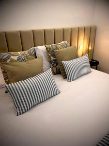 维拉·普拉亚·德·安科拉BLUE ANCORA HOTEL的一张大床,上面有几个枕头