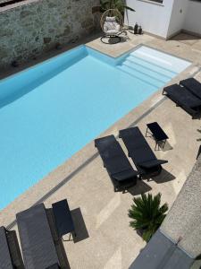 维拉·普拉亚·德·安科拉BLUE ANCORA HOTEL的一个带椅子的游泳池