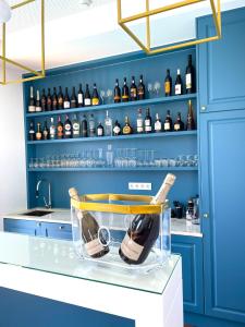维拉·普拉亚·德·安科拉BLUE ANCORA HOTEL的蓝色的厨房,在架子上摆放着葡萄酒瓶