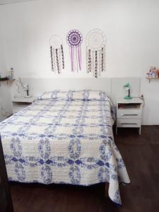 若雷吉贝里Refugio de paz的一间卧室配有一张带蓝色和白色被子的床