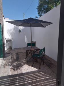 圣佩德罗Buen Descanso 2的天井上带遮阳伞的野餐桌