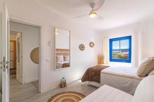 La JacaBrisa Marina的一间卧室配有一张床和镜子