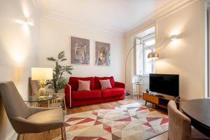 里斯本希亚多特林达德公寓 | 里斯本最佳公寓的客厅配有红色沙发和电视