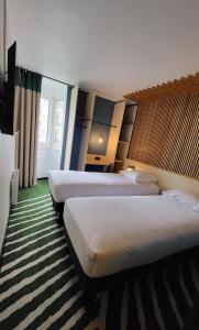 桥连城Hotel Joinville Hippodrome的酒店客房设有两张床和窗户。