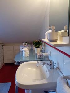 奥托纳Terrazza M & G的白色的浴室设有水槽和镜子