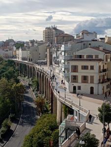 奥托纳Terrazza M & G的一座城市,一座桥梁横跨街道和建筑物