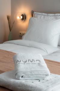 雅典Numa Suites & Lofts Athens的床上的白色毛巾