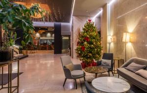 卢布尔雅那贝斯特韦斯特普瑞米尔斯隆酒店的酒店大堂的圣诞树
