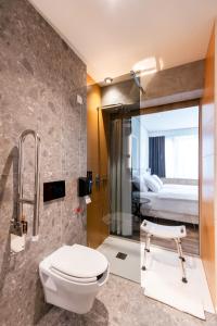 什科菲亚洛卡Hotel Lonca - Superior的一间带卫生间和淋浴的浴室以及一张床