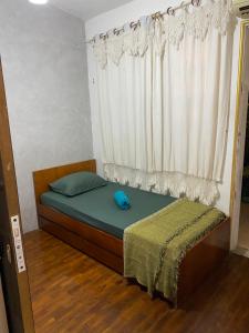 累西腓The Place Hostel的一张位于带绿色床垫的窗户的床铺