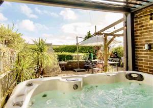 PyecombeDuck Lodge B&B with Hot Tub的庭院内的浴缸,庭院