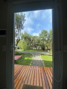 圣卡洛斯-德巴里洛切Amapola Tiny House的门通往享有庭院景色的门廊