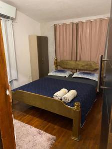 累西腓The Place Hostel的一间卧室配有一张带两个枕头的床