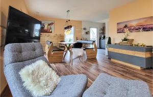 兰格劳3 Bedroom Cozy Home In Langlau的客厅配有沙发和桌子
