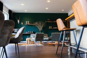 曼海姆达尔斯泰因酒店的一间理发店,里面摆放着椅子和绿色的墙壁