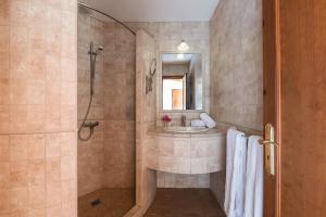 坎波斯芬卡艾斯托瑞特民宿的一间带水槽和淋浴的浴室