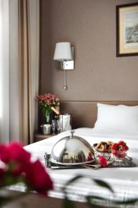 敖德萨亚历山德斯基酒店的在酒店房间床上的一张食物托盘