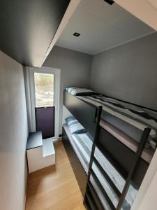 TwistFerienhaus Aurora, Sauna, Seeblick, angeln的客房设有两张双层床和一扇窗户。