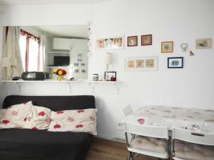 莱索尔Appartement Les Orres, 1 pièce, 6 personnes - FR-1-322-403的客房设有沙发和带枕头的桌子。