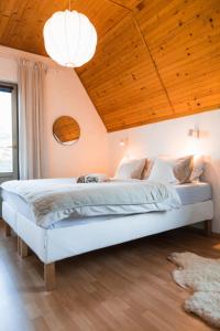 Cottage in Domasa 2的卧室内的一张大床,拥有木制天花板