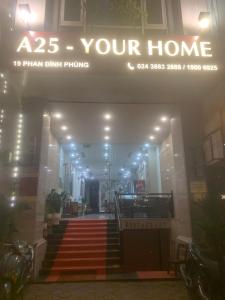 河内A25 Hotel - 19 Phan Đình Phùng的一座有楼梯的建筑,上面有读家的标志