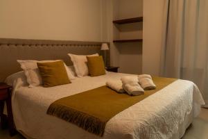 雷孔基斯塔ALTA VISTA APART HOTEL的一间卧室配有一张带两个枕头的床