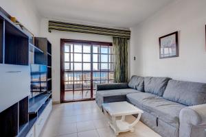 德尔锡伦西奥海岸Balcon del Mar 496的带沙发和电视的客厅