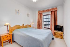 德尔锡伦西奥海岸Balcon del Mar 496的一间卧室配有一张大床和电视