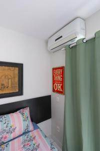 圣保罗SanLoft Expo Inn Tietê 03 Top 1的一间卧室配有绿帘和一张床