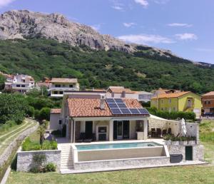 巴斯卡Dupini的屋顶上设有太阳能电池板的房子