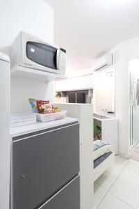 圣保罗SanLoft Expo Inn Tietê 01 TOP 1的厨房配有白色橱柜和冰箱。
