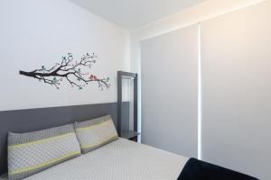 圣保罗SanLoft Expo Inn Tietê 01 TOP 1的卧室配有一张挂有树贴的床铺。