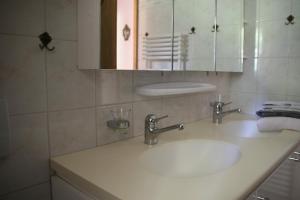 Renanla Cibourg, Centre de vacances的浴室设有白色水槽和镜子