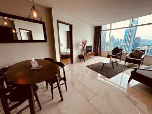 吉隆坡Vortex Suites KLCC by Nadia Guesthouse Kuala Lumpur的客厅配有桌子和沙发