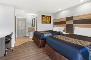 奥克兰清风湾酒店的酒店客房带两张床和一间浴室