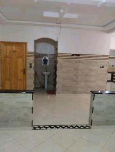 达赫拉Appartements de luxe à Al Mahdi的客房设有带卫生间和门的浴室。