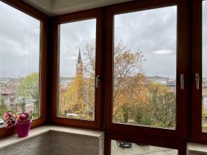 普福尔茨海姆Wunderschönes Apartment in der Goldstadt Pforzheim的客房设有3扇窗户,享有塔楼的景致。