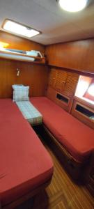 伊斯坦布尔PRUVA YACHT的船上的一间红色卧室