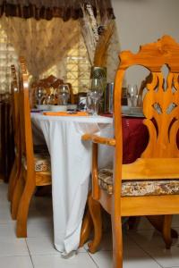 Buff BayWindbreak Villa的餐桌、白色桌布和椅子